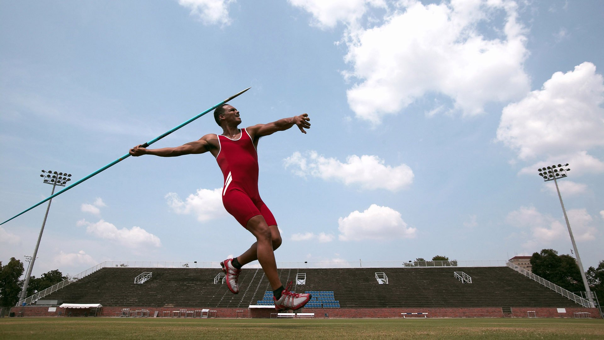 王楚钦指导青少年展现亲和一面，王 楚钦